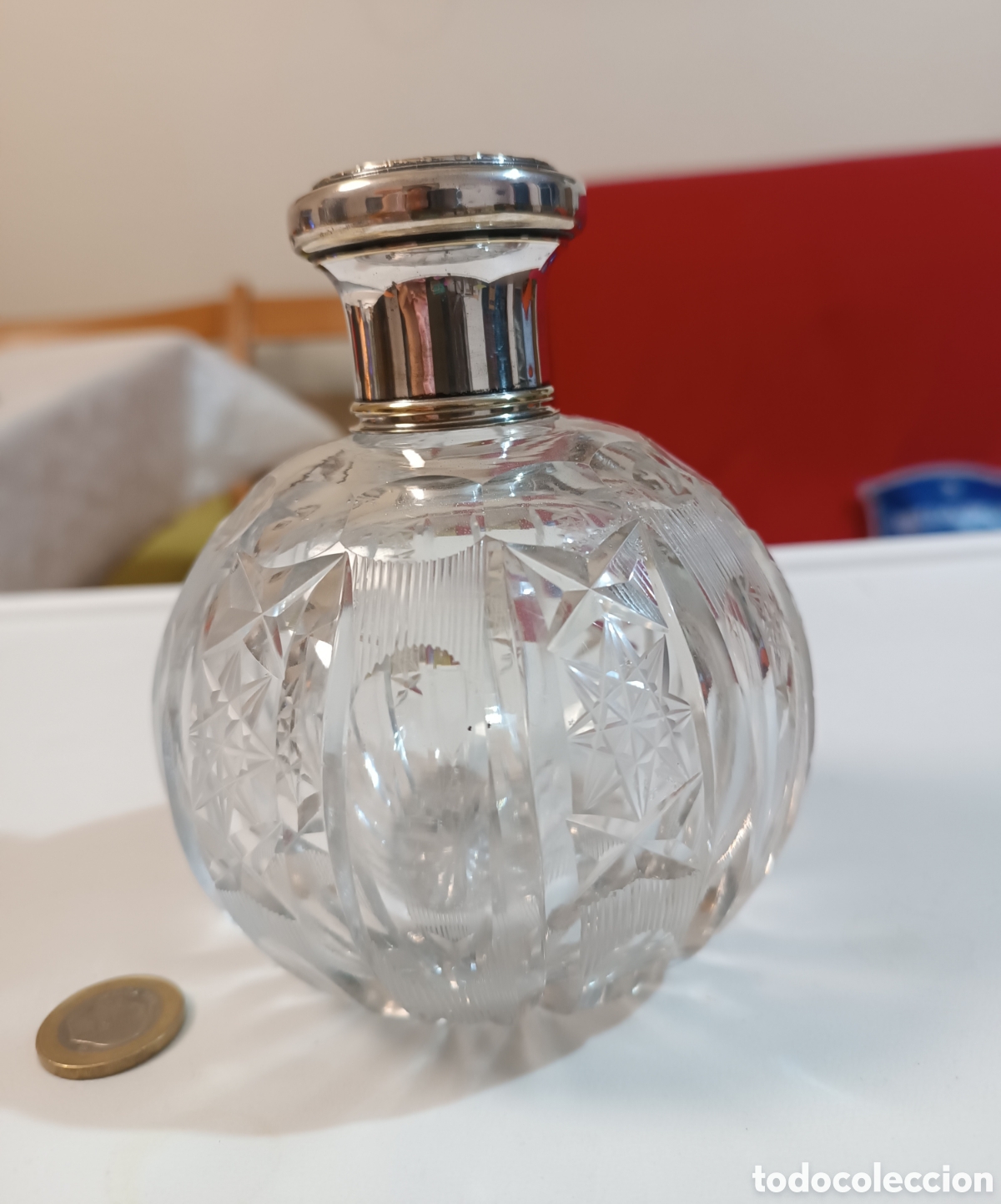 Antig&uuml;edades: Preciosa BOTELLA en Cristal tallado, con cubre tap&oacute;n en Plata.
