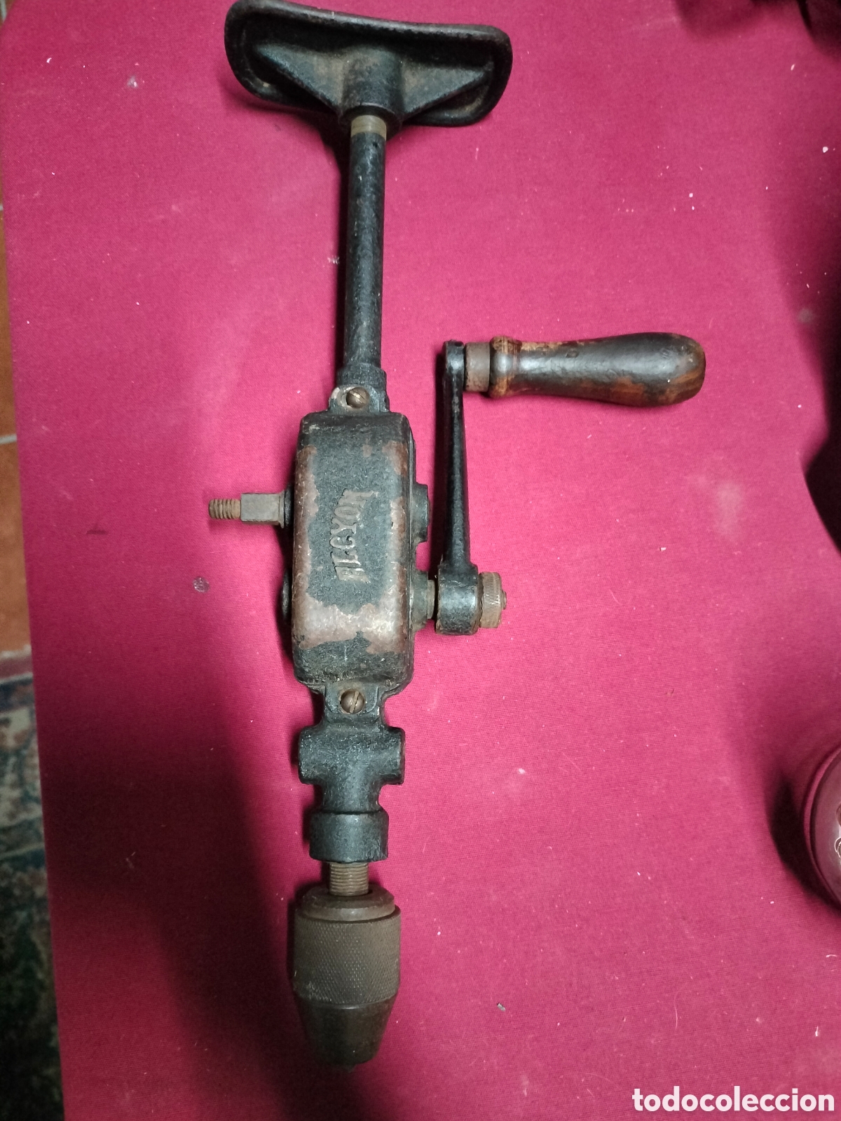 Antig&uuml;edades: taladro manual de pecho o berbiqu&iacute; antiguo, concretamente de la marca Alcyon a&ntilde;os 50