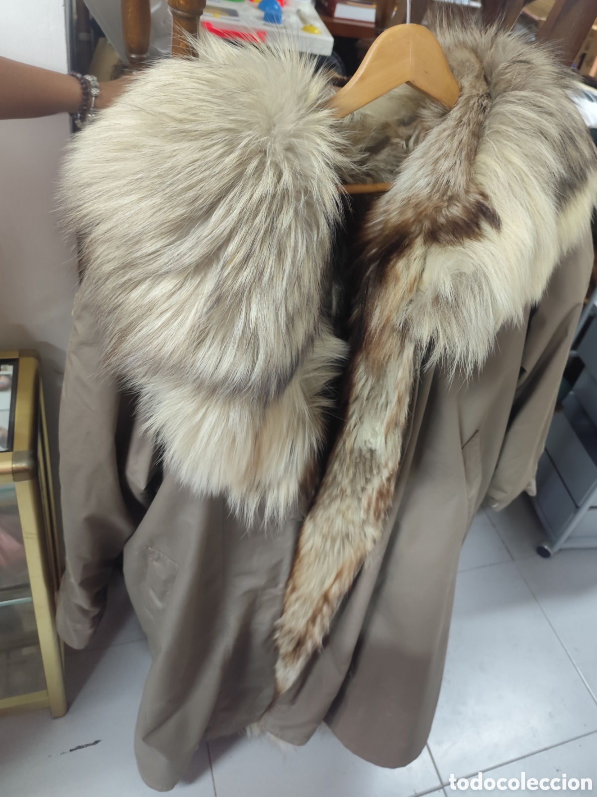 Antig&uuml;edades: Espectacular Abrigo Gabardina Reversible con Gran Cuello de Pelo de Zorro Aut&eacute;ntico - Alta Peleter&iacute;a