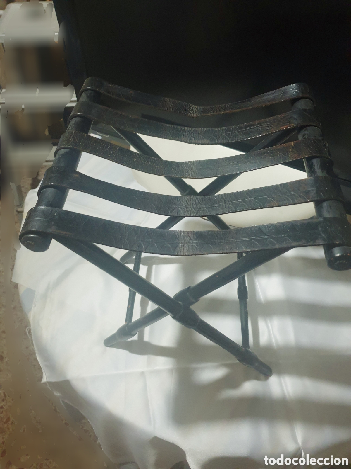 Antig&uuml;edades: ANTIGUO CATRE ASIENTO PLEGABLE. MADERA, CUERO Y TACHUELAS.PRINCIPUOS S. XX