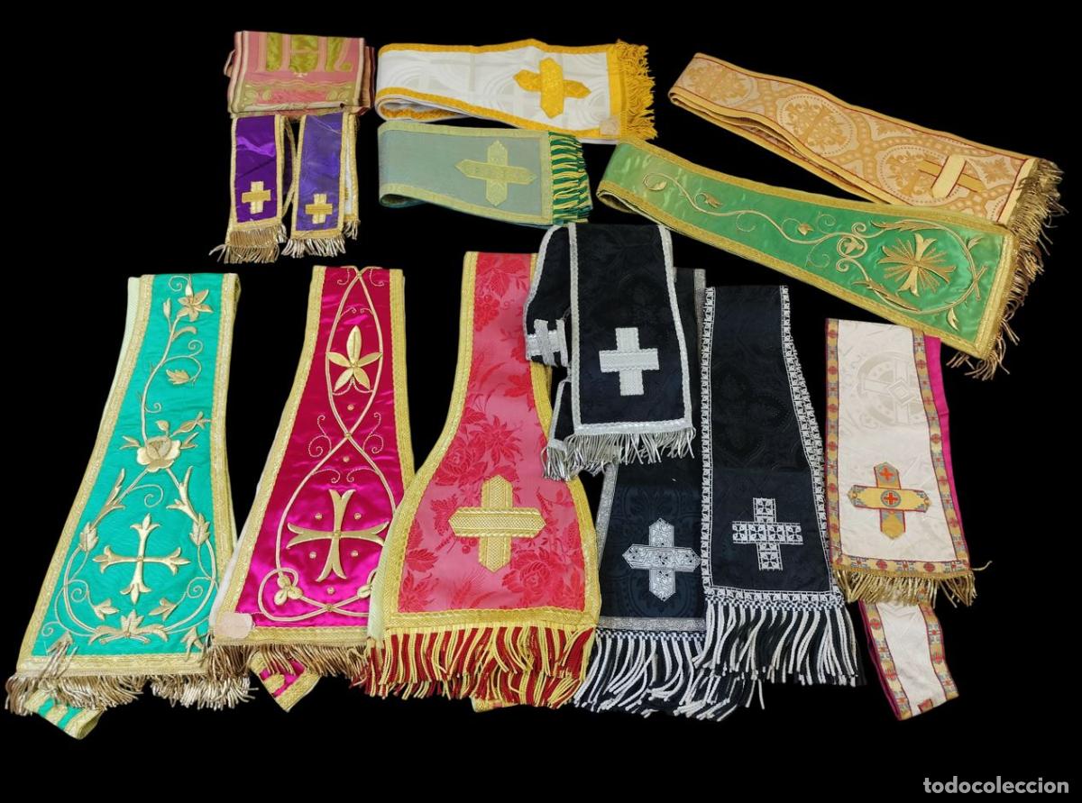 Antig&uuml;edades: CONJUNTO DE ESTOLAS LIT&Uacute;RGICAS O SACERDOTALES. RASO O SAT&Eacute;N CON BORDADOS Y DAMASCOS. FRANCIA. XX.
