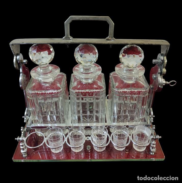 Antig&uuml;edades: CONVOY DE LICORERAS Y VASOS. CRISTAL TALLADO Y ESTRUCTURA MET&Aacute;LICA. ESPA&Ntilde;A. SIGLO XX.
