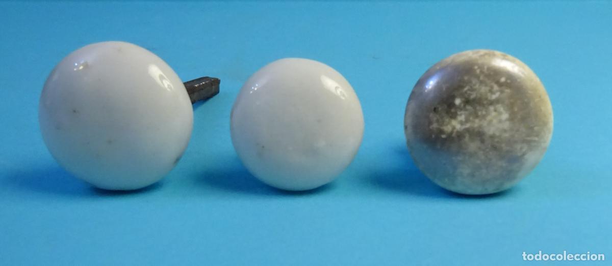 Antig&uuml;edades: TRES POMOS / TIRADORES DE PORCELANA BLANCA. LONGITUD MAYOR 7 CM