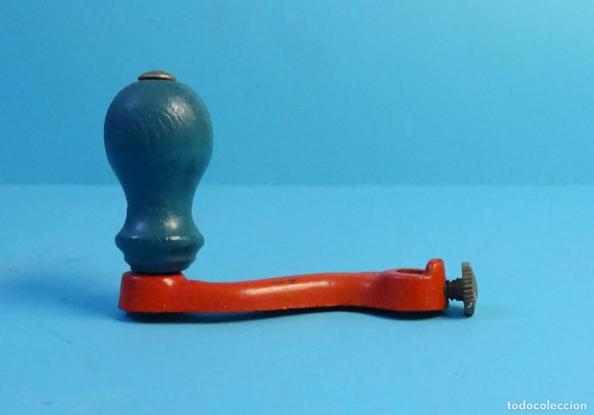 Antig&uuml;edades: MANIVELA CON POMO DE MADERA PARA MOLINILLO CAF&Eacute;, TALADRO MANUAL. LONGITUD 7 CM