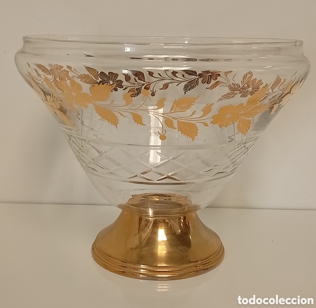 Antig&uuml;edades: .CUENCO DE CRISTAL TALLADO CON EL PIE DORADO Y DETALLES