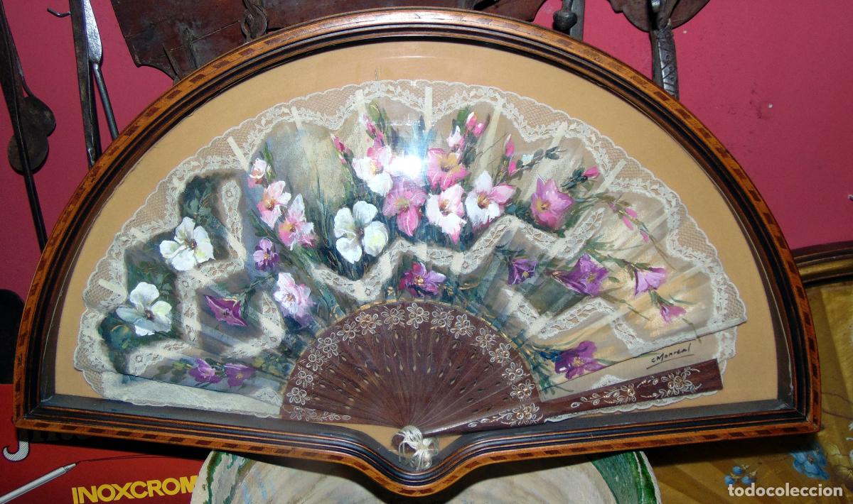 Antig&uuml;edades: ANTIGUO ABANICO PINTADO A MANO EN ABANIQUERA, TELA Y MADERA, FIRMADO C. MONREAL, 62x37CM
