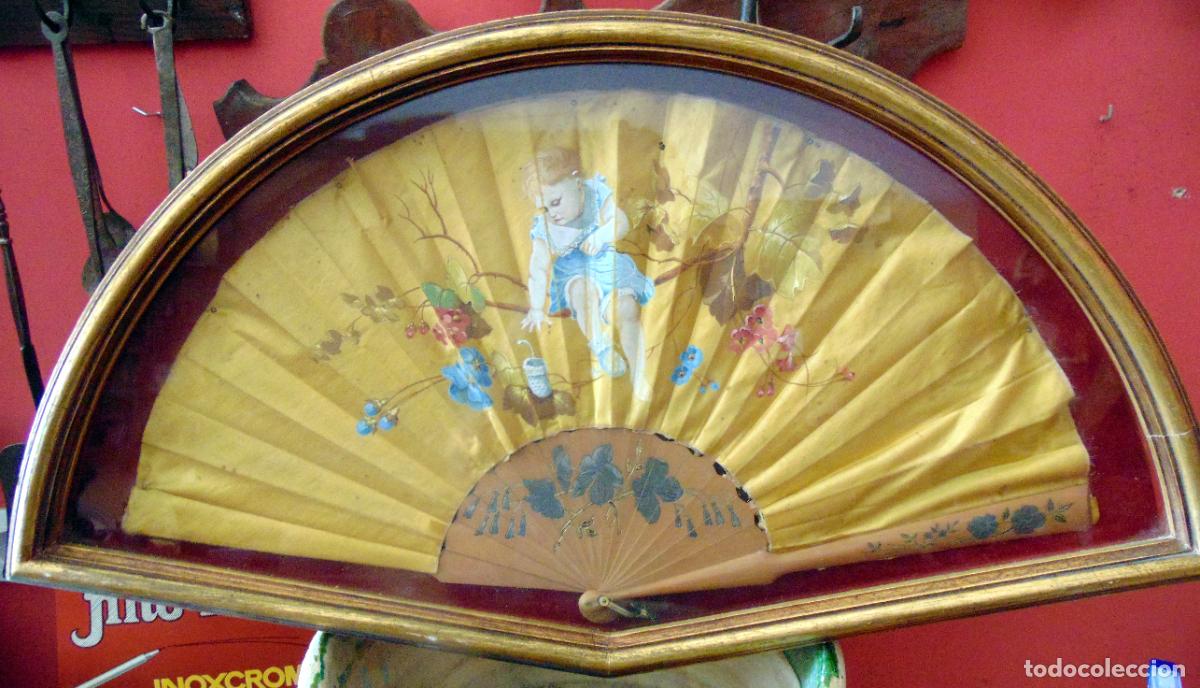 Antig&uuml;edades: ANTIGUO ABANICO PINTADO A MANO EN ABANIQUERA, SEDA Y MADERA, 79x43CM