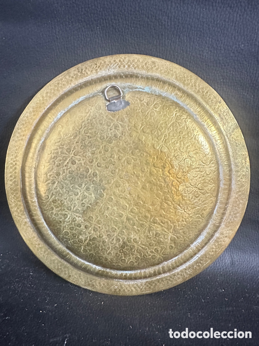 Antig&uuml;edades: Plato de lat&oacute;n repujado a mano - Foto 5