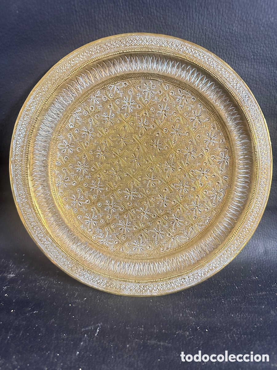 Antig&uuml;edades: Plato de lat&oacute;n repujado a mano