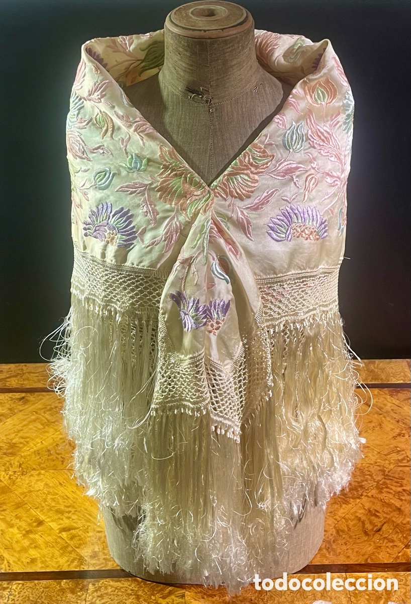 Antig&uuml;edades: Mant&oacute;n Bordado con Flores de Colores