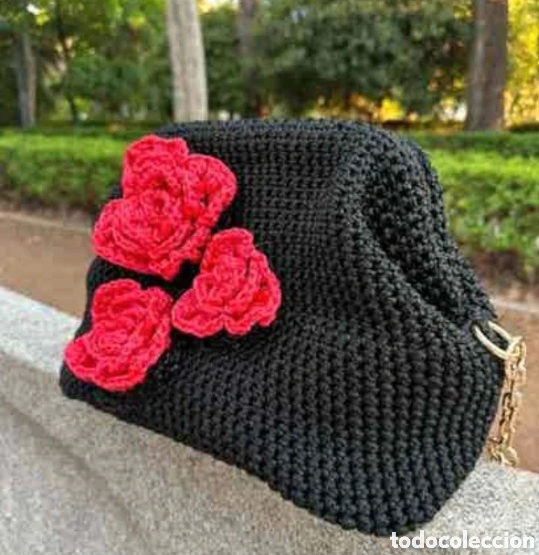 Antig&uuml;edades: Bolso clutch artesanal negro con flores rojas en relieve &ndash; Crochet