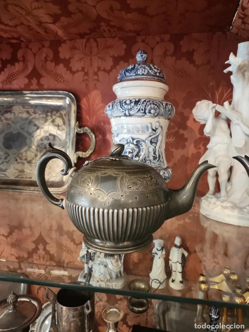 Antig&uuml;edades: Tetera de Metal Plateado
