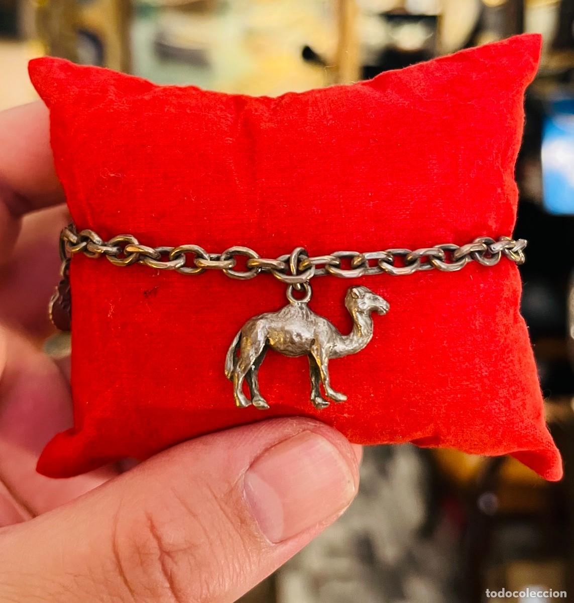 Antig&uuml;edades: Pulsera de plata con tres colgantes camello cascabel y concha de vieira