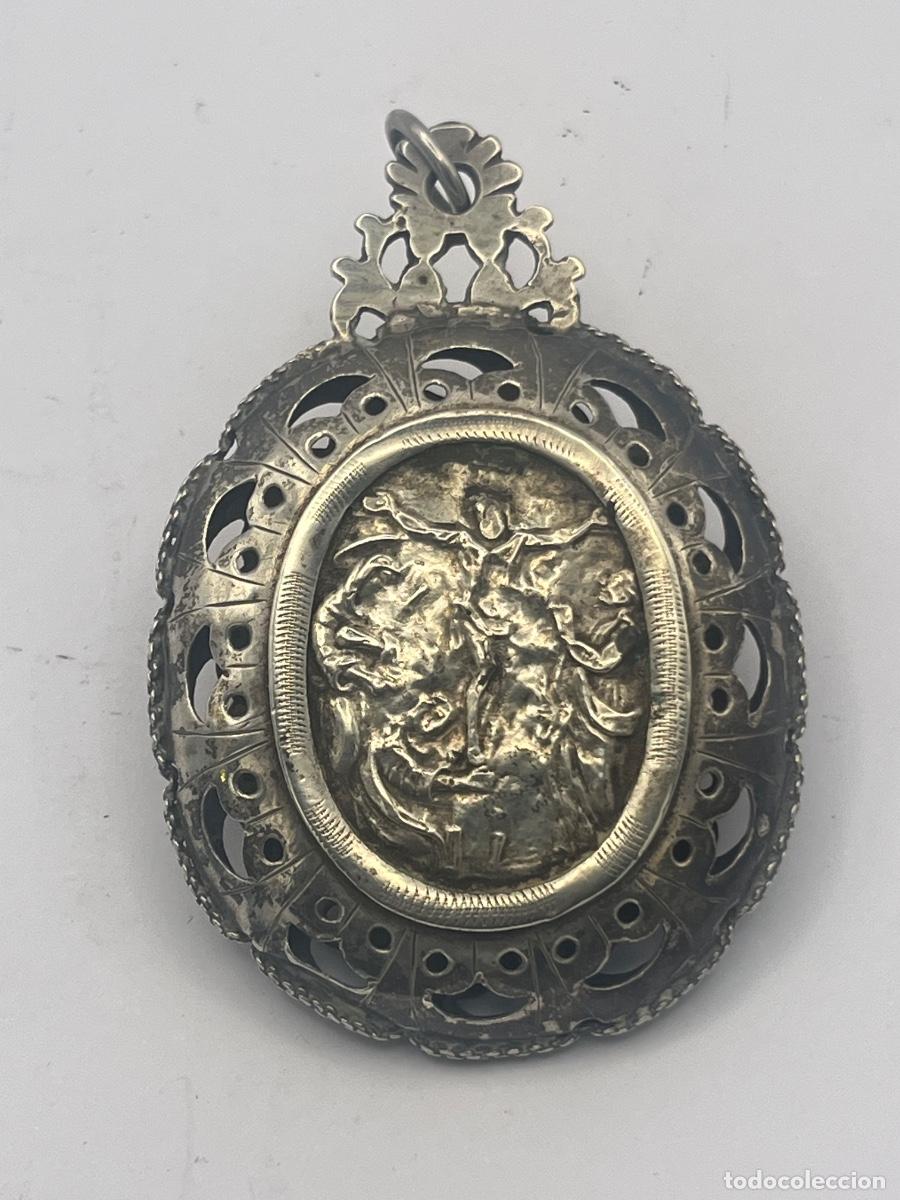 Antig&uuml;edades: RELICARIO MEDALL&Oacute;N DEVOCIONAL DE PLATA A DOBLE CARA SIGLO XVII