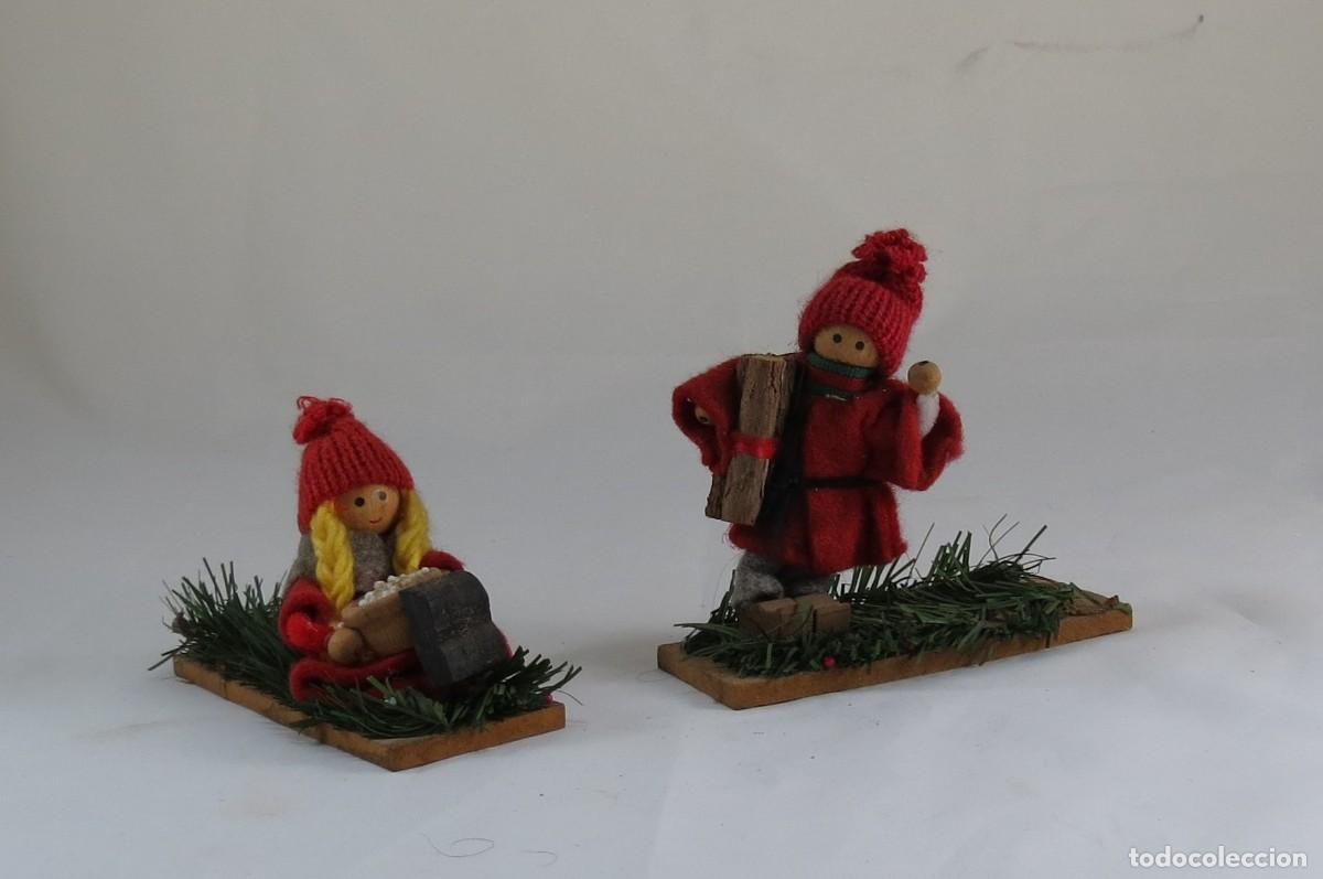 Antig&uuml;edades: Dois bonecos de Natal com quase cem anos; Altura &ndash; 10cm e 7cm; Condi&ccedil;&atilde;o &ndash; bom estado.
