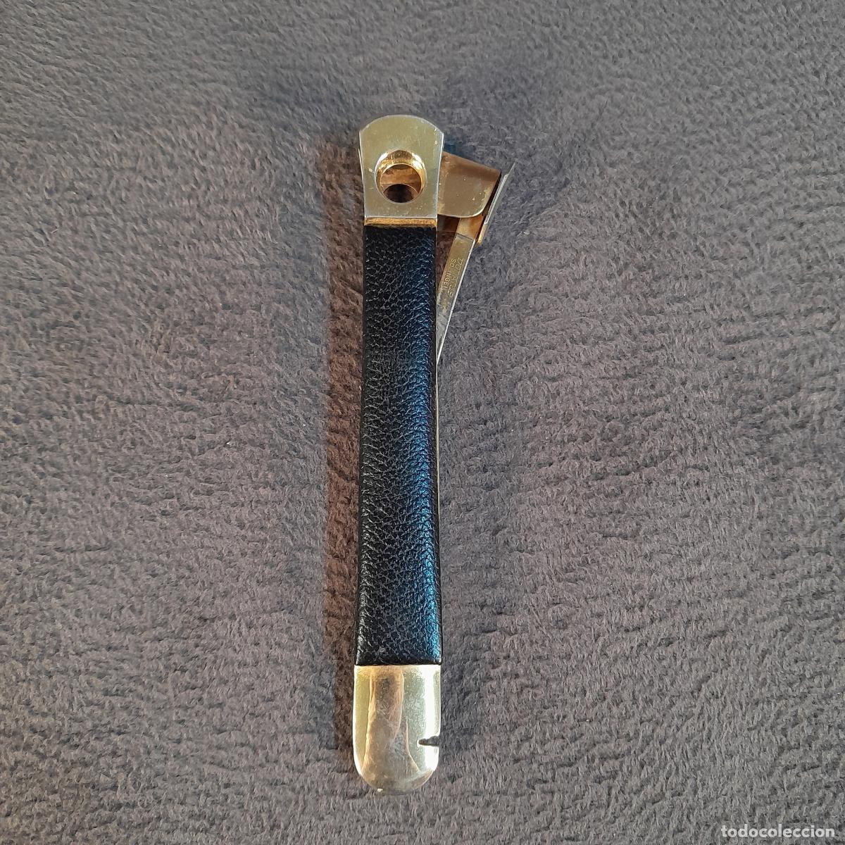 Antig&uuml;edades: ACCESORIO PARA PIPA DONATUS SOLINGEN. METAL, CUERO. SIGLO XX