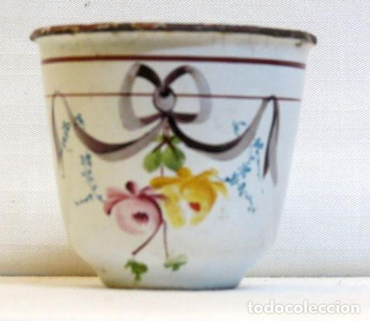 Antig&uuml;edades: Ch&aacute;vena de caf&eacute; em metal com esmalte, decorada com flores S&eacute;culo XIX