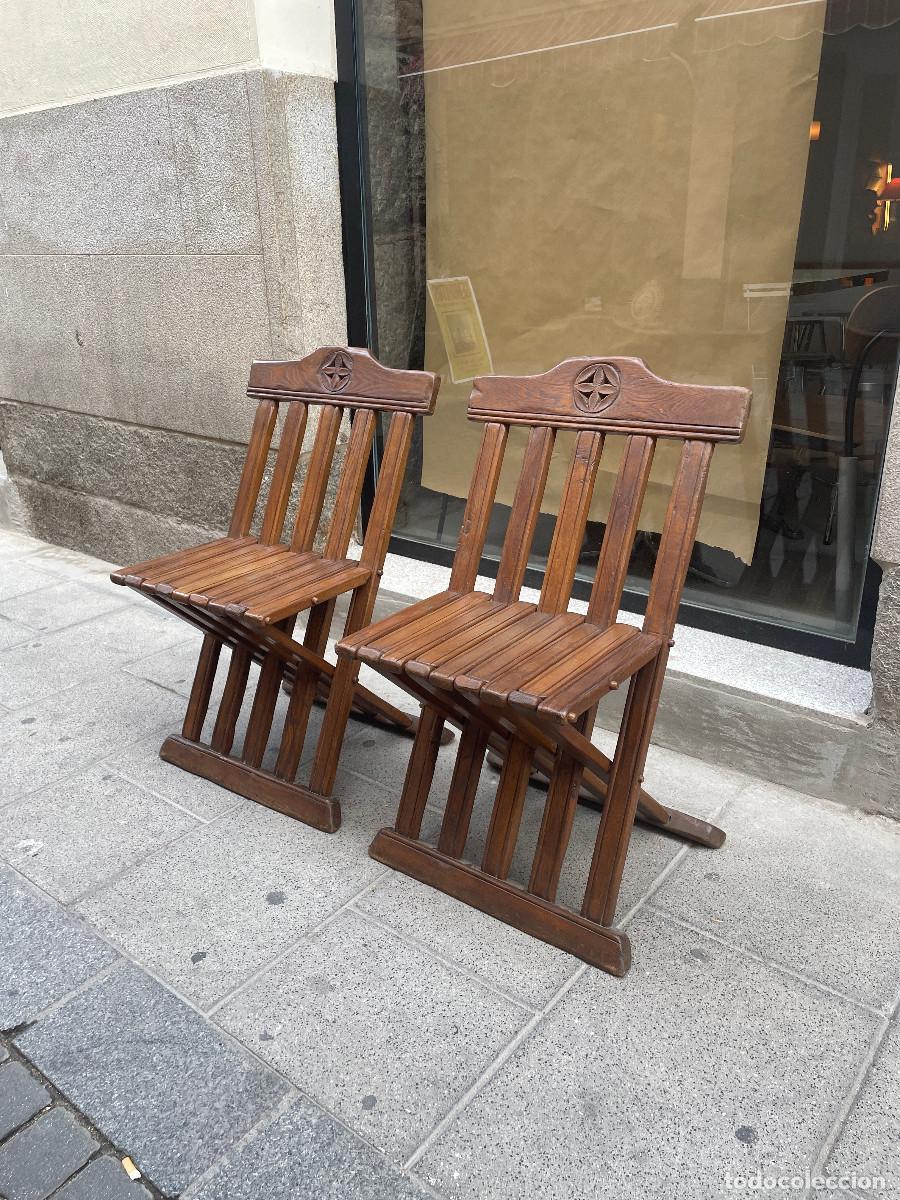 Antig&uuml;edades: Pareja de sillas plegables antiguas florentinas de madera tallada, con medall&oacute;n decorativo