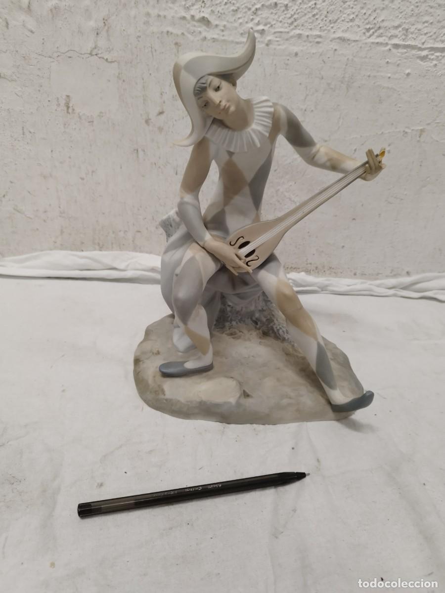 Antig&uuml;edades: Antigua figura escultura Lladro de un arlequ&iacute;n, con falta en los dedos de la mano.
