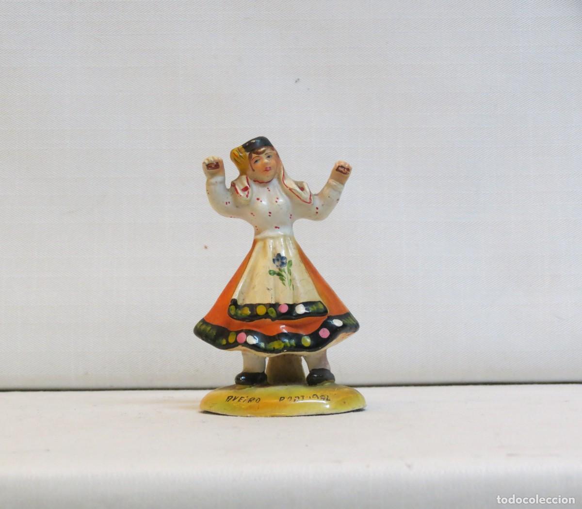 Antig&uuml;edades: Figura, em barro, de mulher a dan&ccedil;ar; Pe&ccedil;a marcada - Aveiro Portugal Altura - 8cm; Condi&ccedil;&atilde;o - Perfei