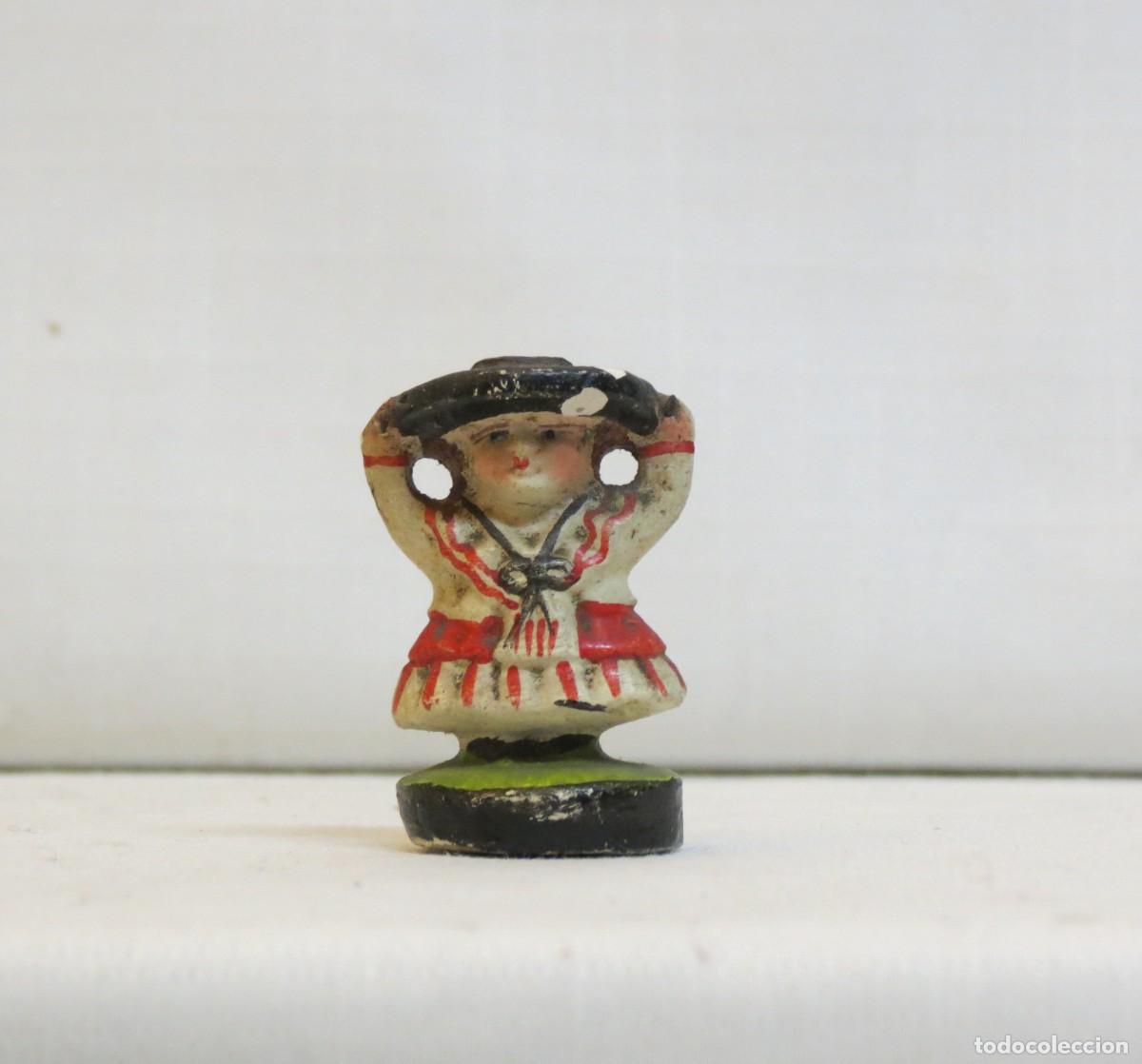 Antig&uuml;edades: Figura. Em barro, de Pauliteiro de Miranda; Pe&ccedil;a n&atilde;o se encontra marcada; Altura - 4cm;