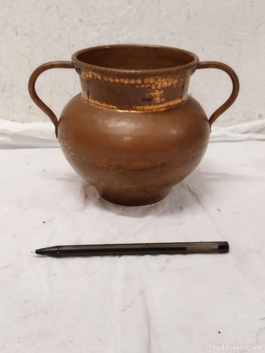 Antig&uuml;edades: Antigua olla o caldero de cobre antiguo provisto de dos asas laterales.
