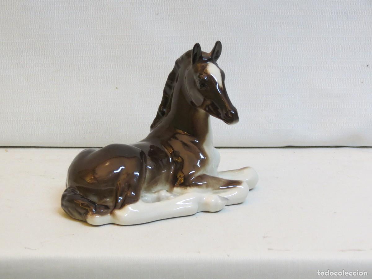 Antig&uuml;edades: Figura de cavalo castanho, em porcelana russa, produ&ccedil;&atilde;o de Lomonosov; Pe&ccedil;a marcada;