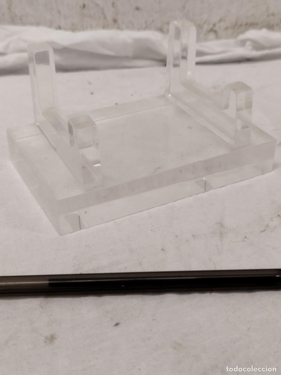 Antiquit&auml;ten: Soporte transparente de metacrilato. A identificar.