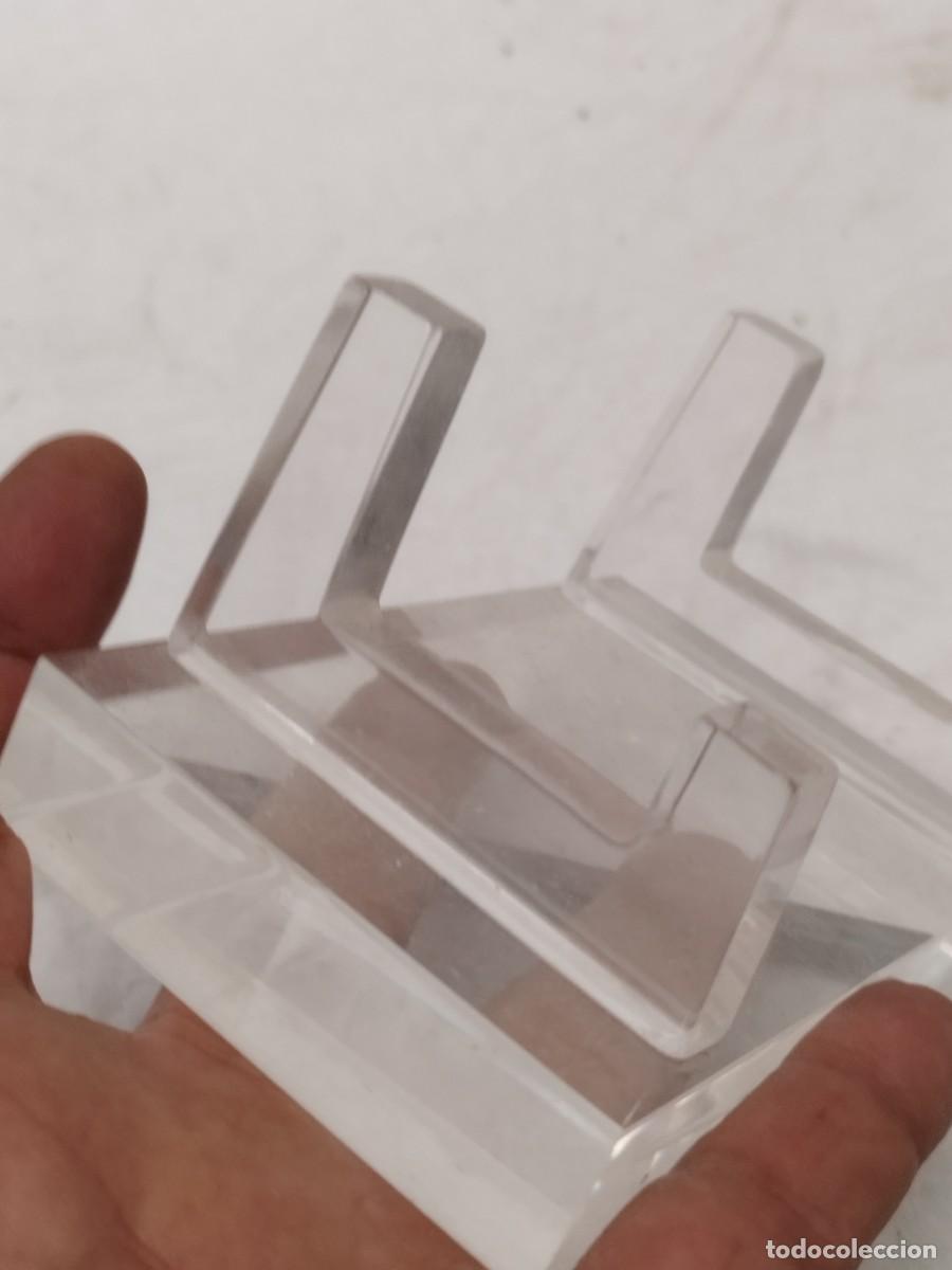 Antig&uuml;edades: Soporte transparente de metacrilato. A identificar. - Foto 2