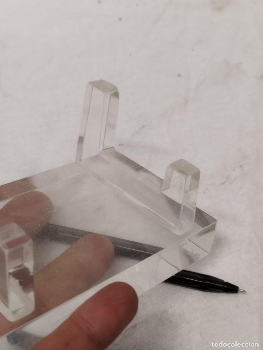 Antig&uuml;edades: Soporte transparente de metacrilato. A identificar. - Foto 3