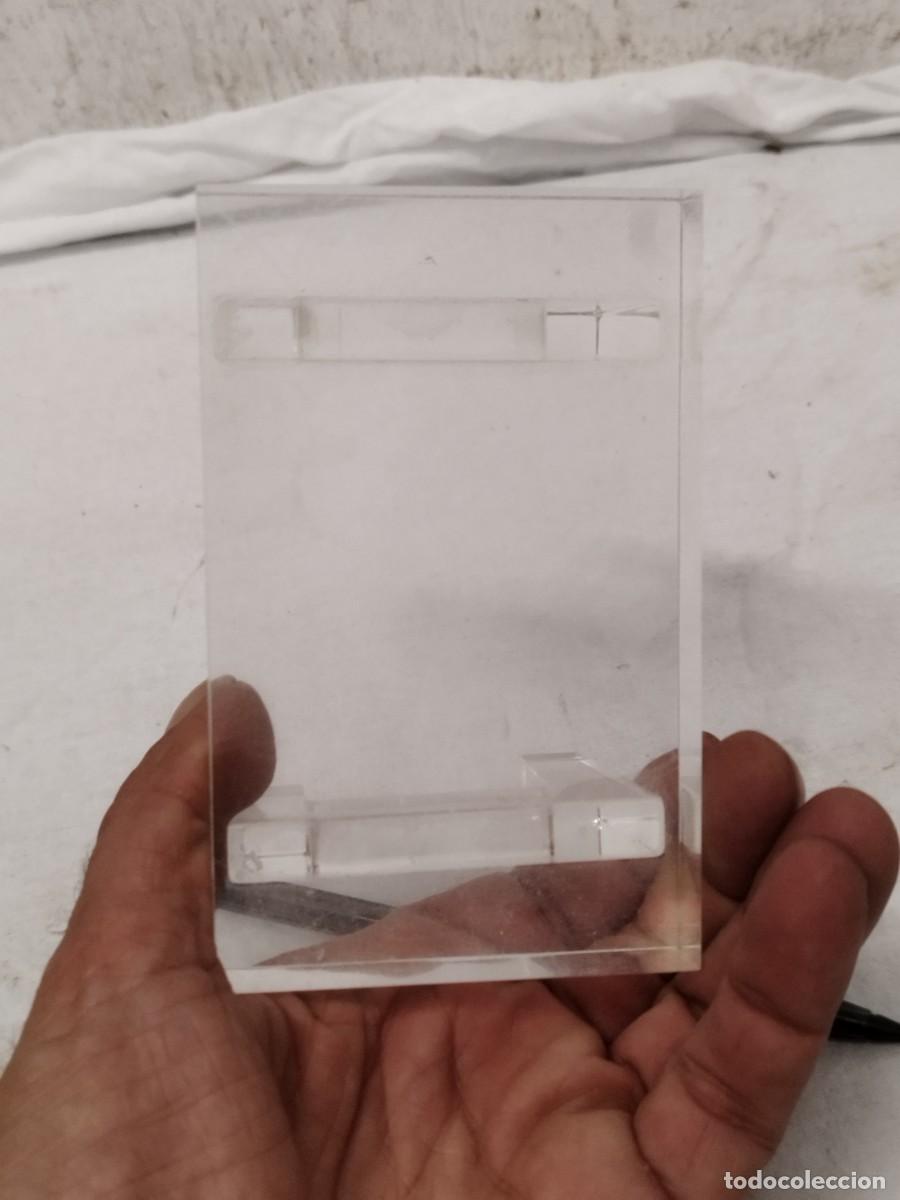 Antig&uuml;edades: Soporte transparente de metacrilato. A identificar. - Foto 5