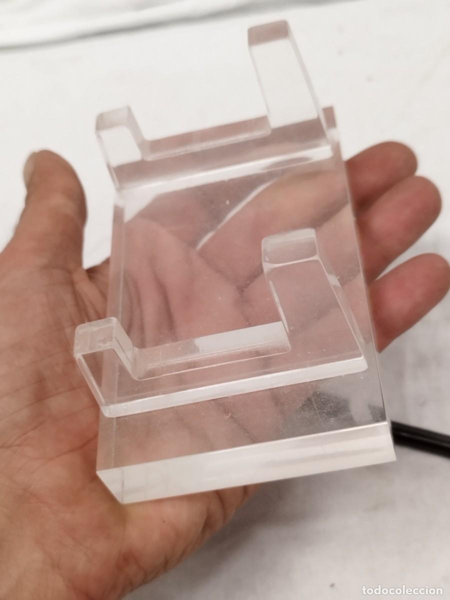 Antig&uuml;edades: Soporte transparente de metacrilato. A identificar. - Foto 6