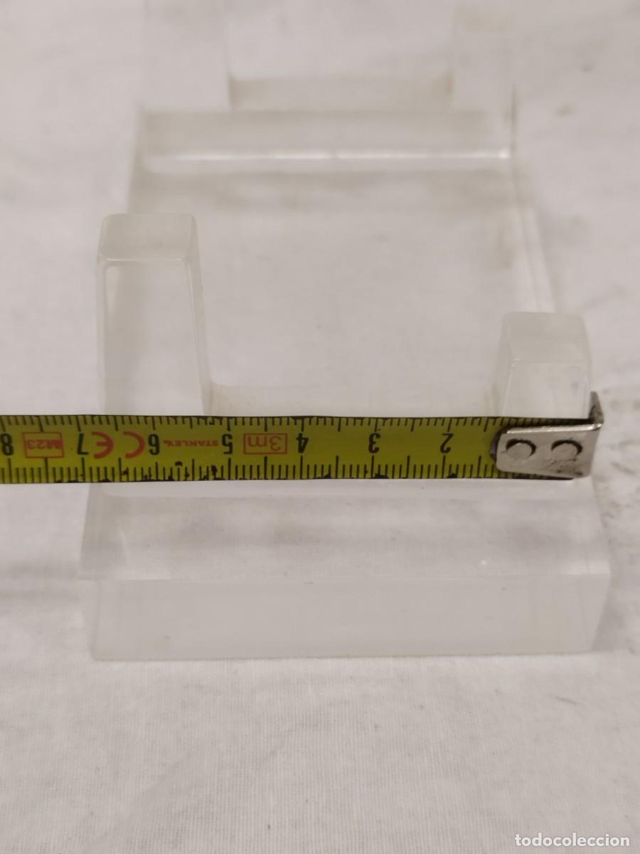 Antig&uuml;edades: Soporte transparente de metacrilato. A identificar. - Foto 10