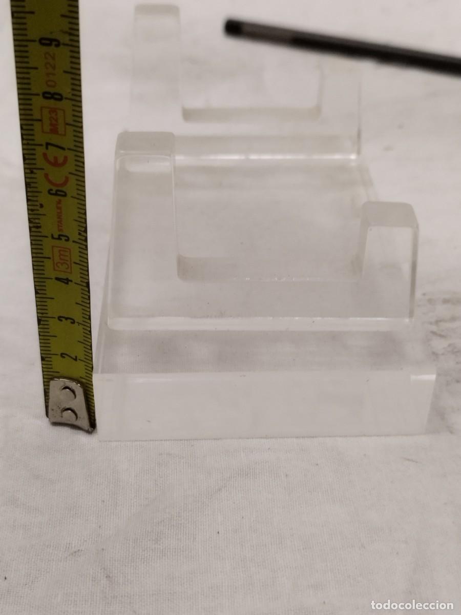 Antig&uuml;edades: Soporte transparente de metacrilato. A identificar. - Foto 11