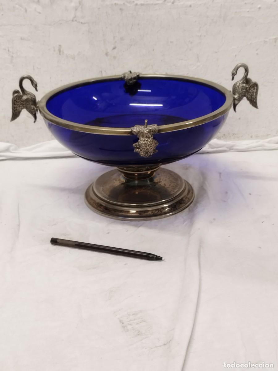 Antiquit&auml;ten: Antiguo centro de mesa de cristal azul y alpaca. De mediados sg. XX. Con marcaje.