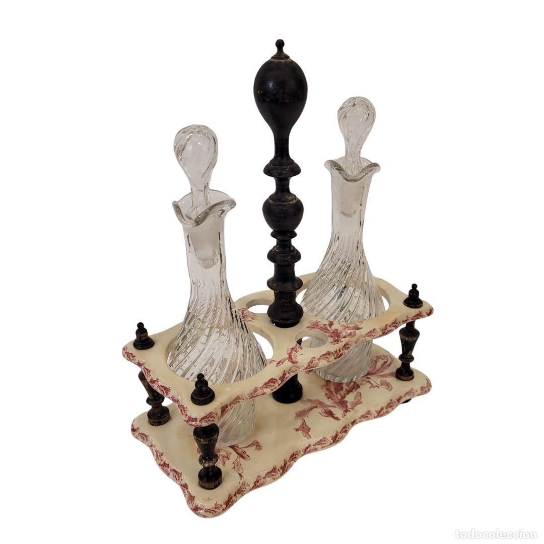 Antig&uuml;edades: Convoy / Juego de aceite y vinagre, cristal y cer&aacute;mica de Gien, Napole&oacute;n III, circa 1880 &ndash; Francia