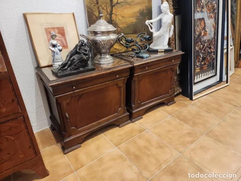 Antig&uuml;edades: Pareja de mesitas de noche de madera - Foto 2