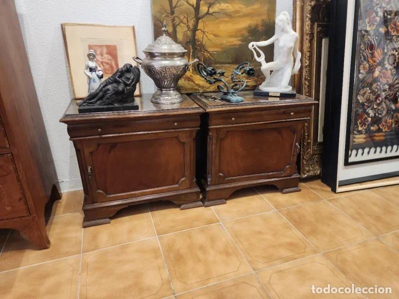 Antig&uuml;edades: Pareja de mesitas de noche de madera - Foto 1