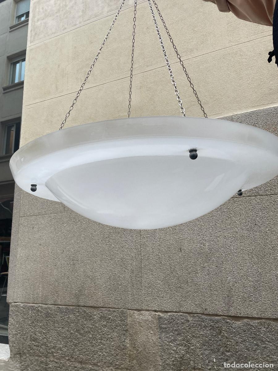 Antig&uuml;edades: L&aacute;mpara de techo / plaf&oacute;n colgante de pl&aacute;stico opalino con cadenas