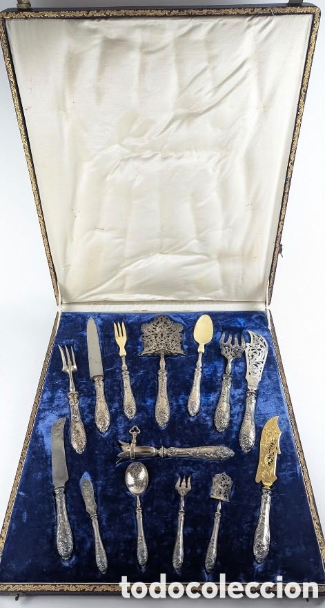 Antig&uuml;edades: JUEGO DE CUBIERTOS de plata (950) con una rara decoraci&oacute;n cincelada de broches,