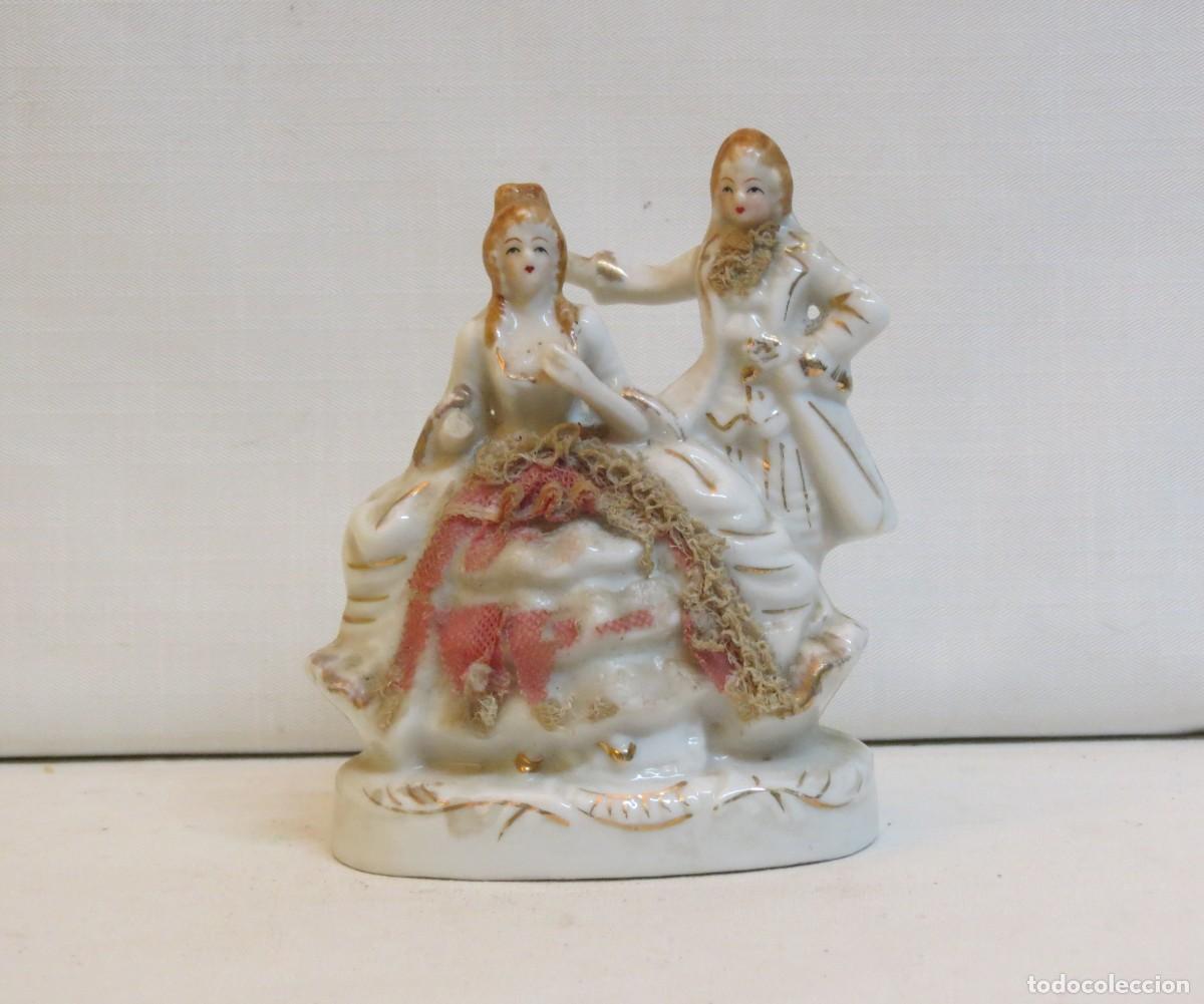 Antig&uuml;edades: Casal em porcelana, representando uma cena galante; Pe&ccedil;a n&atilde;o marcada; Altura - 12cm; Condi&ccedil;&atilde;o - Em