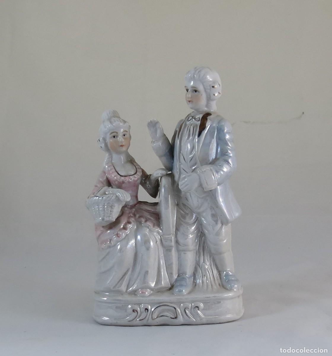 Antig&uuml;edades: Figura em porcelana representando um casal antigo; N&atilde;o marcado; Altura &ndash; 20cm; Condi&ccedil;&atilde;o &ndash; perfeito
