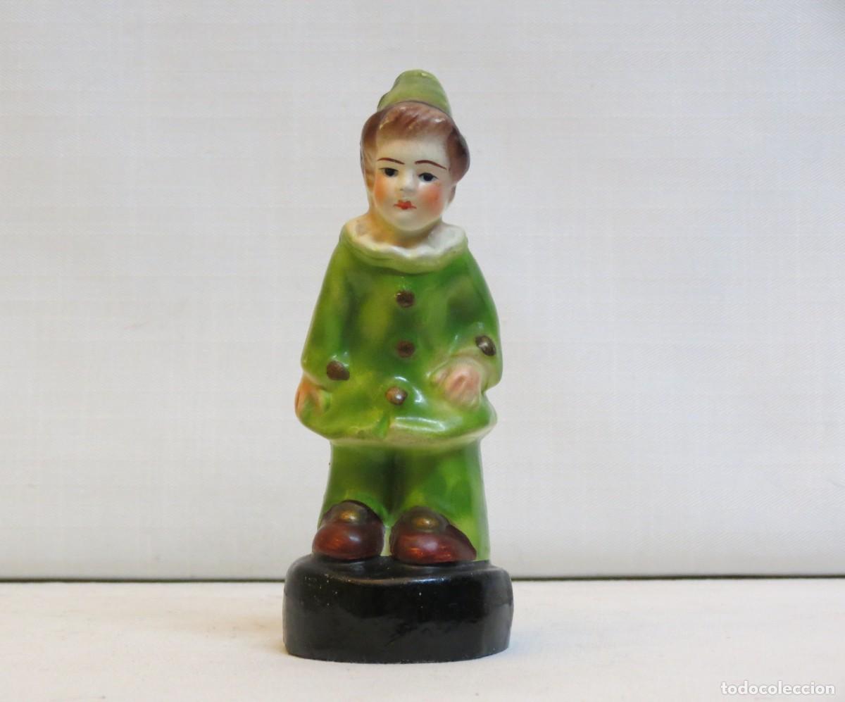 Antig&uuml;edades: Figura de menino, em barro, mascarada de Peter Pan; Pe&ccedil;a n&atilde;o se encontra marcada; Altura - 11cm; Con