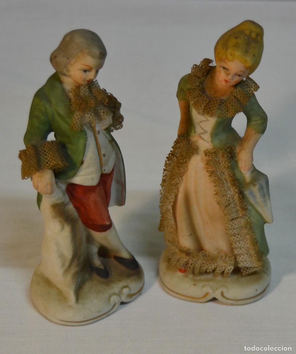 Antig&uuml;edades: Par de figuras em porcelana representando casal com rendas, &aacute; maneira do seculo XVIII; N&atilde;o marcados