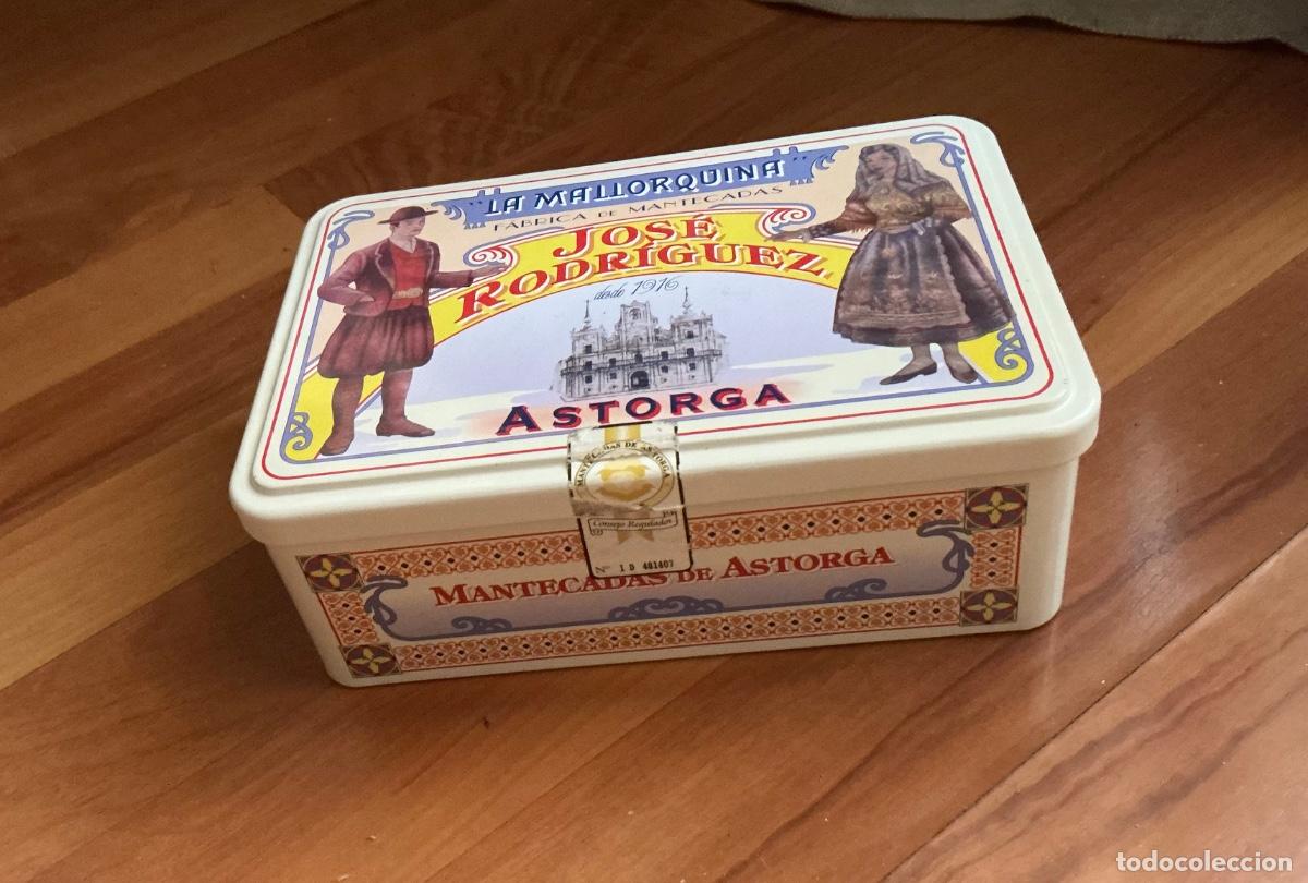 Antig&uuml;edades: Caja / lata de metal de Astorga. - Foto 2