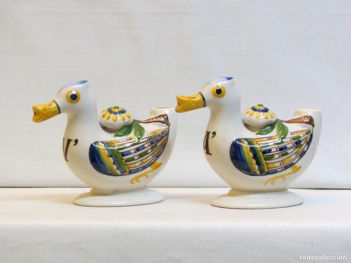 Antig&uuml;edades: Galheteiro em forma de par de patos em faian&ccedil;a policromados; Marcados &ndash; IPM; Dimens&otilde;es &ndash; 12cm x 14.5