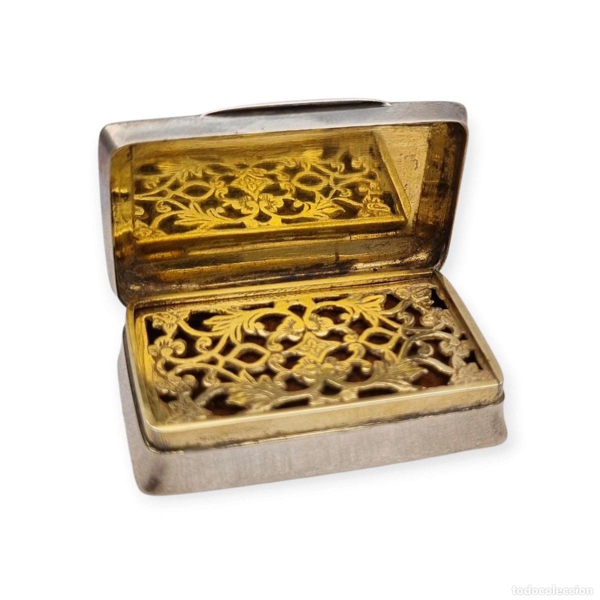 Antig&uuml;edades: Vinaigrette antigua de plata victoriana con interior dorado y rejilla calada, circa 1850-1880