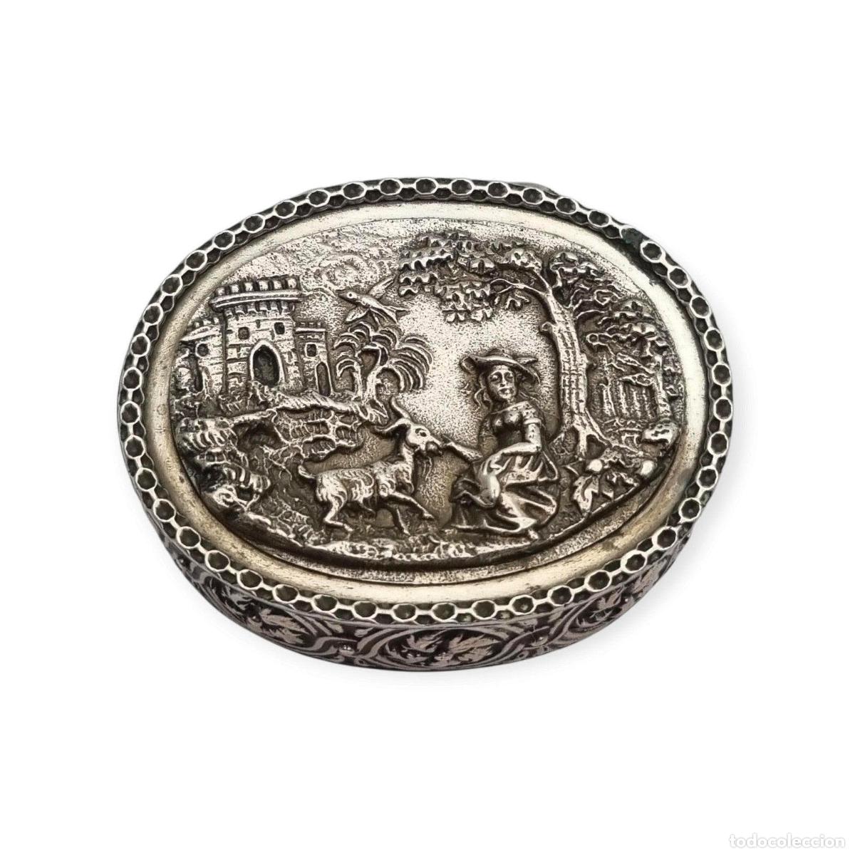 Antig&uuml;edades: Caja oval de plata Rococ&oacute; Revival con interior dorado y escena pastoril en relieve, circa 1940&ndash;1950