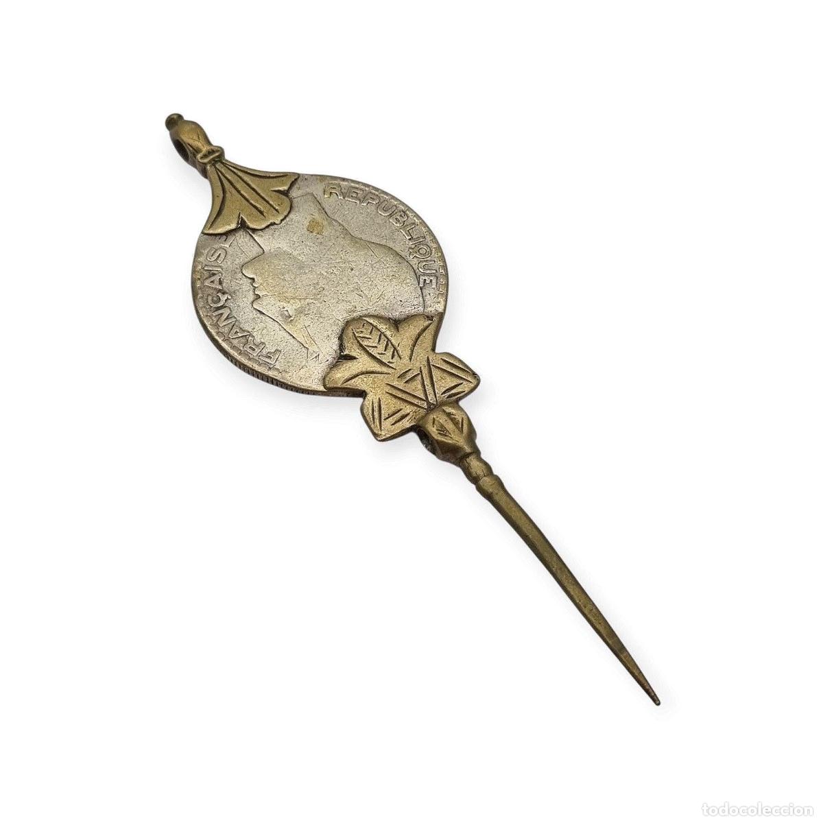 Antig&uuml;edades: F&iacute;bula bereber de plata &eacute;tnica con moneda francesa, norte de &Aacute;frica, 1930-1960