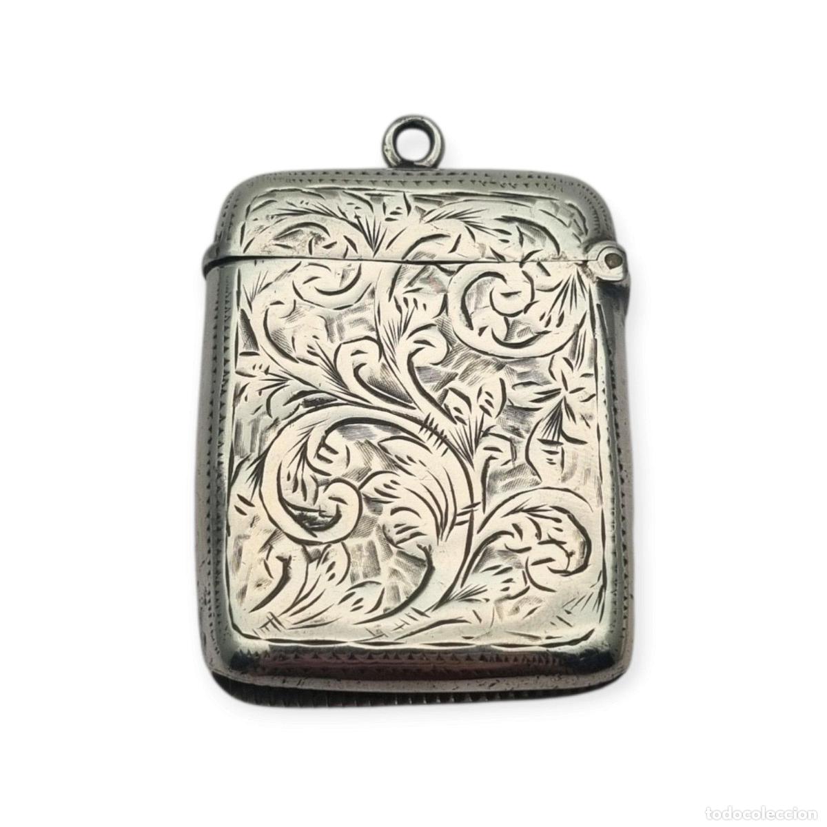 Antig&uuml;edades: Cerillera vesta eduardiana de plata sterling grabada, William Manton, Birmingham 1902